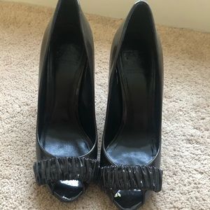 Burberry peep toe charcoal pump 36.5